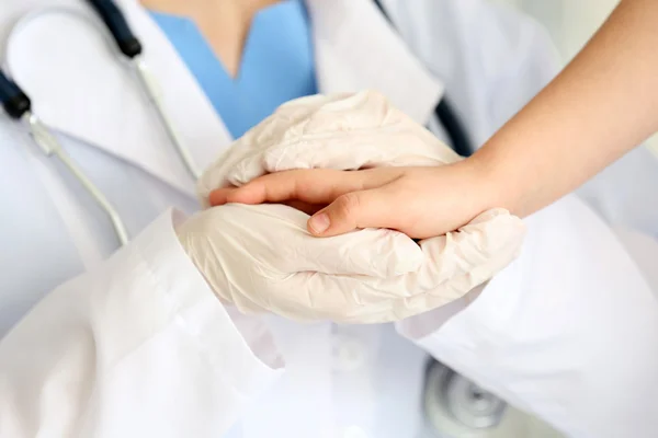 Médico sosteniendo la mano del niño — Foto de Stock