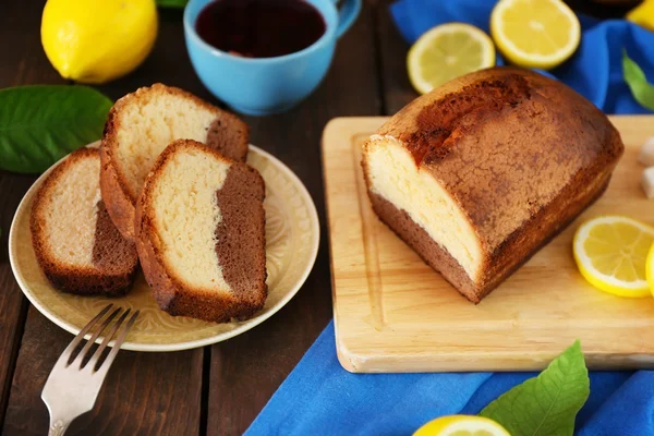 Вкусный сладкий торт с лимонами на деревянном столе крупным планом — стоковое фото