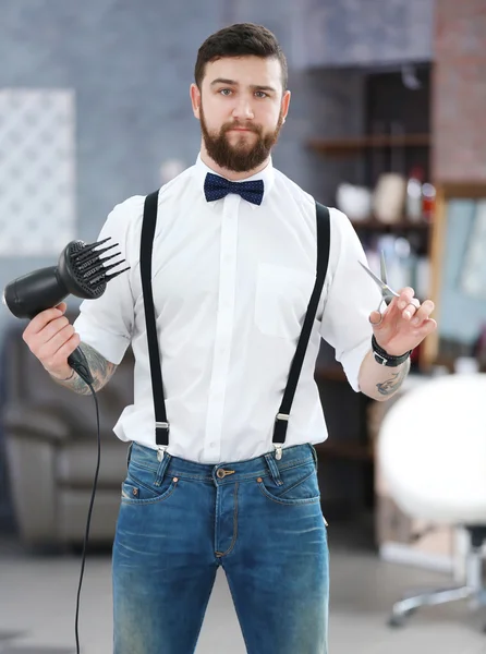 Stijlvolle Kapper in de barbershop — Stockfoto