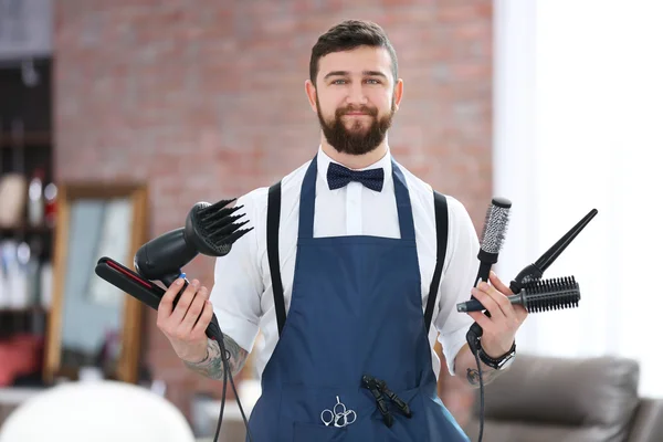 Elegante barbiere con diversi tipi di accessori — Foto Stock