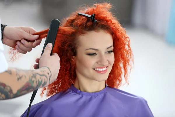 Beautiful girl visit hairdressing salon — Stock Photo, Image