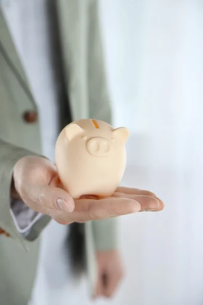 Piggy bank in handen — Stockfoto