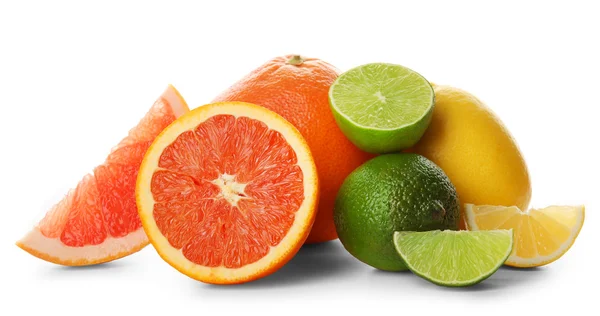 Cítricos mixtos, incluidos limones, pomelos, naranjas y limas, aislados sobre un fondo blanco, de cerca — Foto de Stock