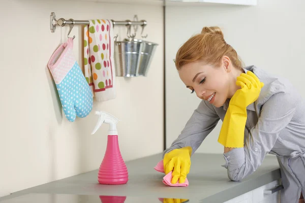 Young woman scrubbing — Stock Photo, Image