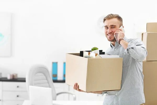 Empresario hablando por teléfono en la oficina — Foto de Stock