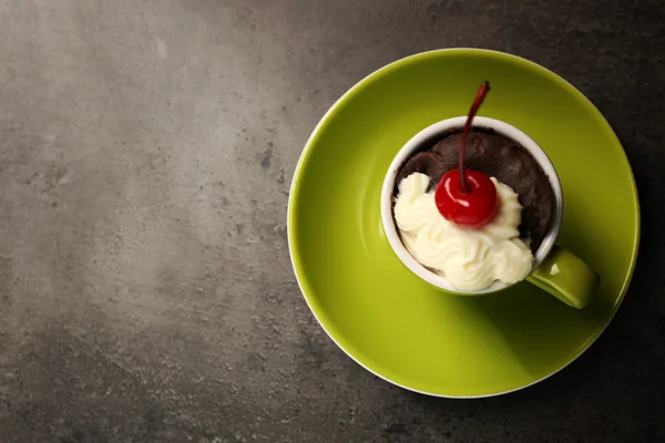 暗い面、トップ ビューでマグカップにチョコレート ケーキを用意してください。 — ストック写真