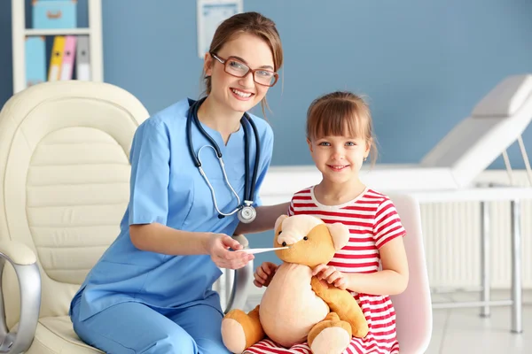 Médico Comprobando Temperatura Niña —  Fotos de Stock