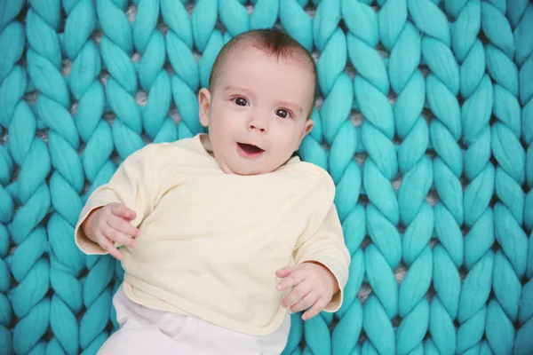 Bello bambino su sfondo lavorato a maglia — Foto Stock