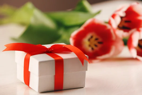 Caixa de presente com tulipas — Fotografia de Stock