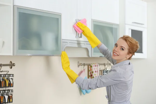 Young woman scrubbing — Stock Photo, Image