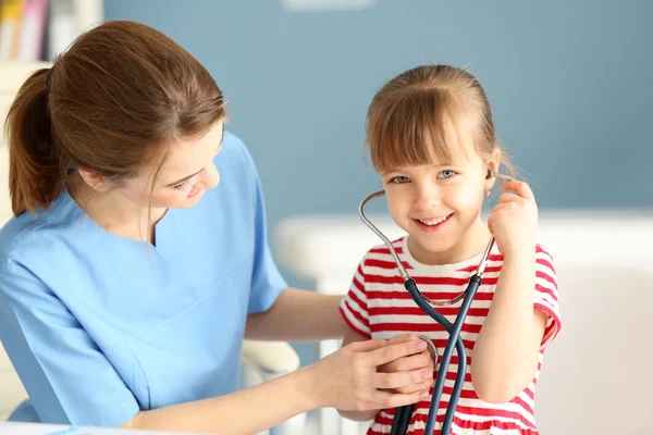 Médecin examen fille — Photo