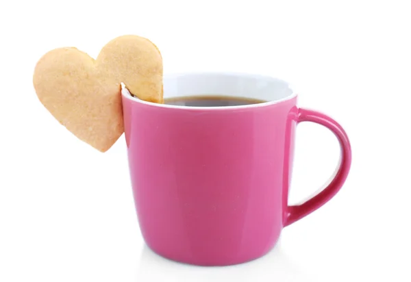 Galleta en forma de corazón en taza de café aislado en blanco — Foto de Stock