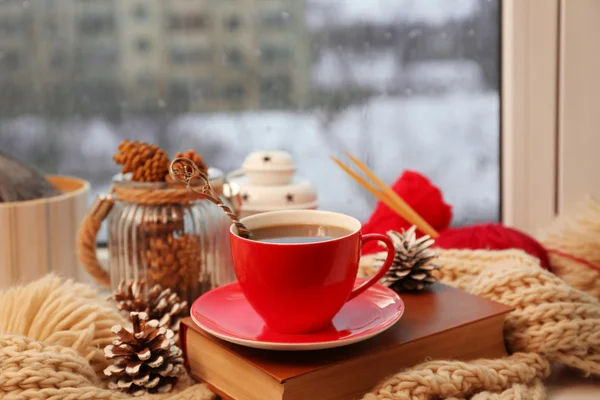 Une tasse de boisson chaude sur le rebord de la fenêtre dans le salon. Confortable week-end d'hiver ou vacances à la maison — Photo