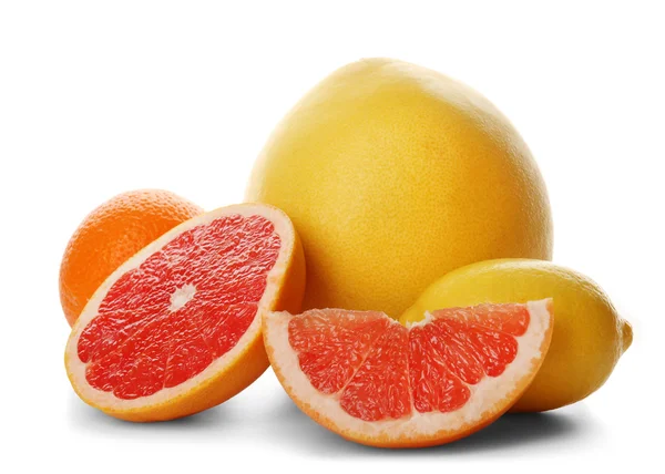 Cítricos mixtos, incluidos el limón, el pomelo en rodajas, la naranja y el pomelo, aislados sobre un fondo blanco, de cerca —  Fotos de Stock