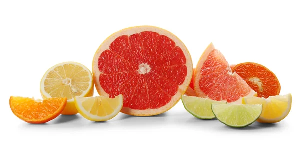 Fatias cítricas coloridas de toranja, limão, laranja e limão isoladas em um fundo branco, de perto — Fotografia de Stock