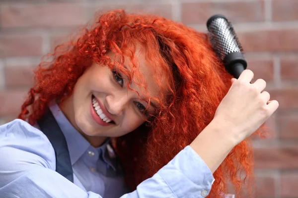 Kırmızı saçlı güzel kız — Stok fotoğraf