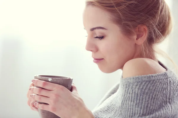 Vrouw genieten van kopje thee — Stockfoto