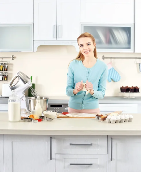 Young woman rolling out the dough — Stock Photo, Image