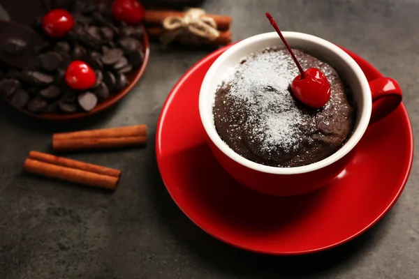Pastel de chocolate en una taza roja con una cereza en la parte superior, de cerca —  Fotos de Stock