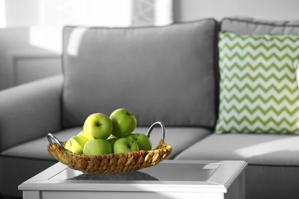 Спелые зеленые яблоки на столе в комнате — стоковое фото