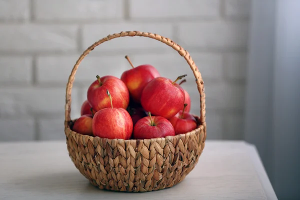 熟透了的红苹果在篮子里的厨房桌子上 — 图库照片