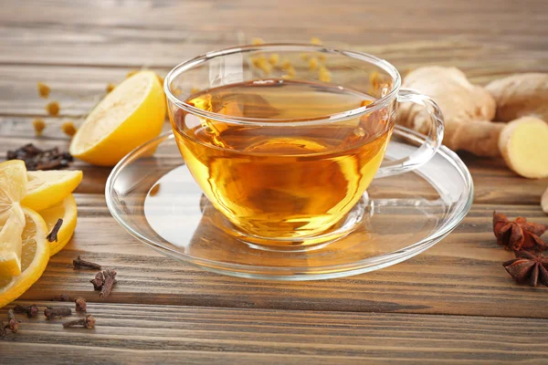 Чашка чаю з імбиром та корицею на дерев'яному фоні — стокове фото