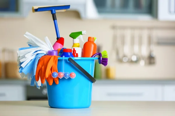 Reinigungsset mit Werkzeugen und Produkten — Stockfoto