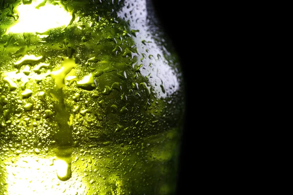 Garrafa verde de cerveja fresca — Fotografia de Stock