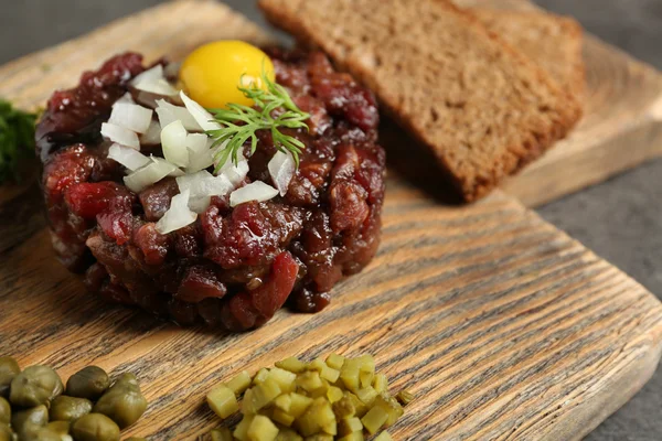 Delicioso tártaro de ternera con ingredientes, primer plano — Foto de Stock