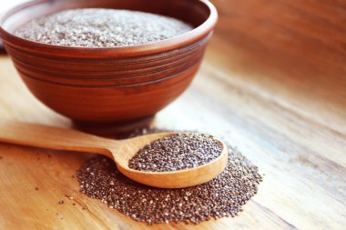 Chia tohum ahşap arka plan üzerinde kase