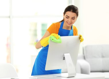 genç kadın temizlik 