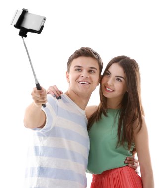 Genç çift yanında onların kendi üzerine beyaz izole cep telefonunuzla fotoğraf yapma