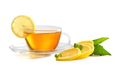 Beyaz üzerine izole edilmiş bir fincan çay