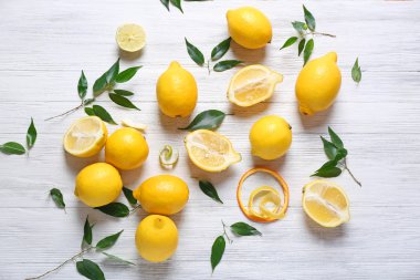 Tahta masadaki limon yığını