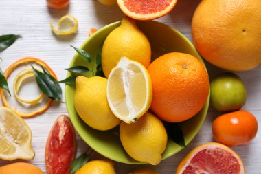 Ahşap masa üzerinde çeşitli narenciye