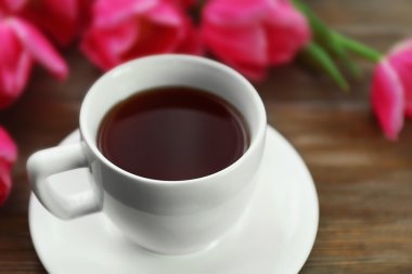 Ahşap bir masa üzerinde taze Pembe Lale yakın çekim