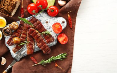 Kesme tahtası üzerinde sebzeli ızgara sığır eti