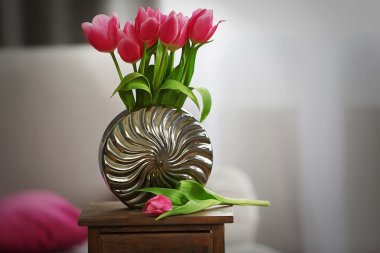 Vazodaki pembe laleler