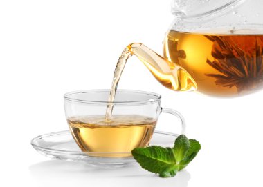 beyaz izole kap dökme çay