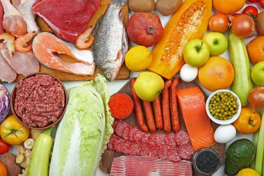 Çeşitli gıda ürünleri ahşap kurullarında