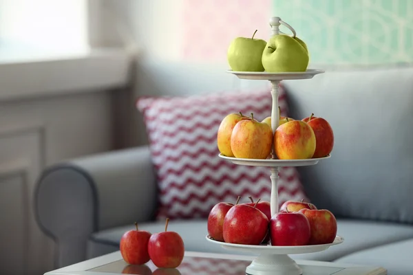 Manzanas maduras en la mesa —  Fotos de Stock