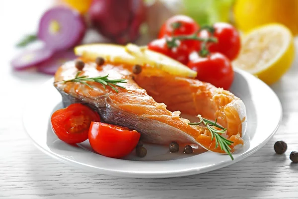 Fish with vegetables on plate — Stock Photo, Image