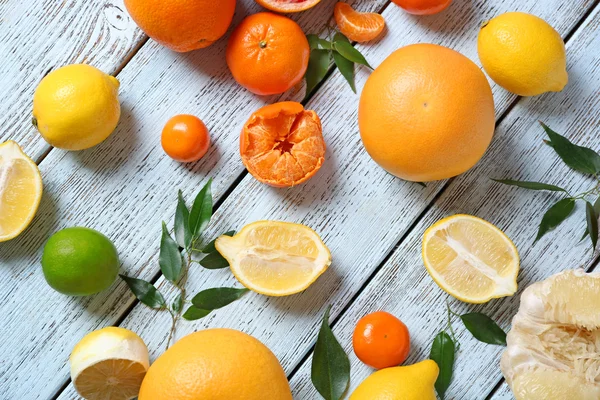 Vários citrinos na mesa de madeira — Fotografia de Stock