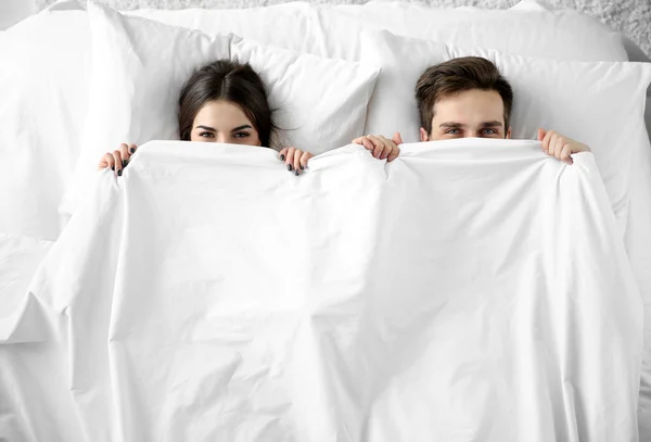 Casal deitado juntos na cama . — Fotografia de Stock
