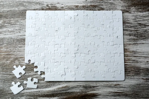 Incomplete puzzels op tafel — Stockfoto