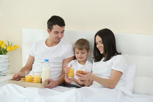 家庭早餐与橙汁和包子在床上 — 图库照片