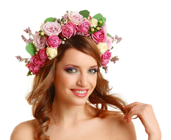 Beyaz arka plan üzerinde izole çiçek kafa bandı giyen güzel genç kadın — Stok fotoğraf