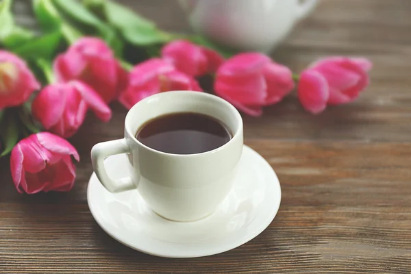 Tulipes roses fraîches et tasse à café — Photo