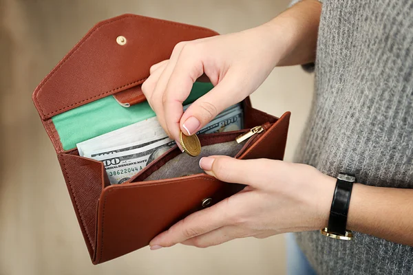 Cartera llena de dinero — Foto de Stock