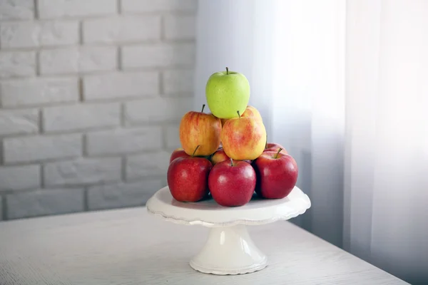 Rijpe appels op stand op keukentafel — Stockfoto